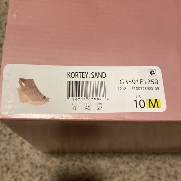 Fergalicious (Fergie) wedge sandals - Picture 11 of 12